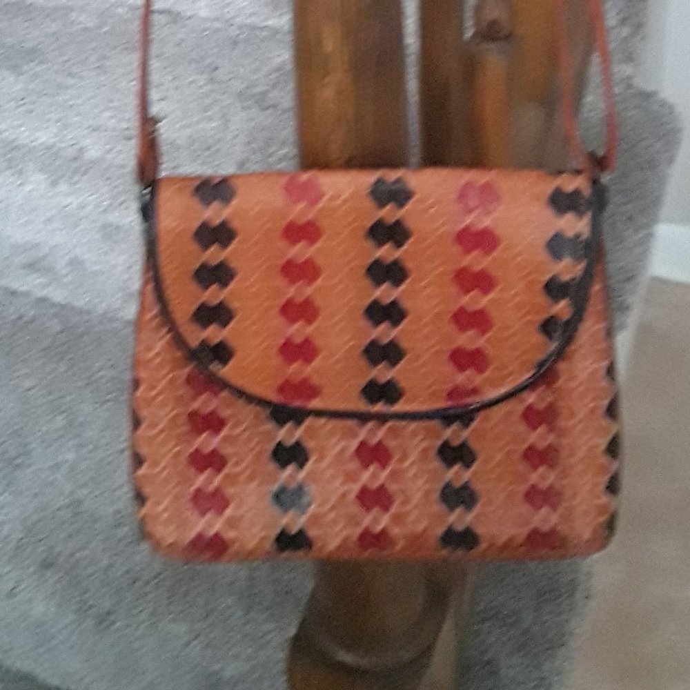 Clean small leather bag/shoulder or crossover
